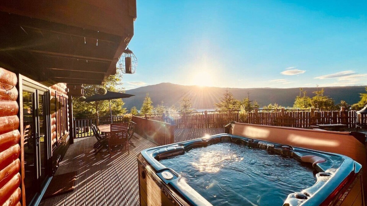 Foyers Cabin | Group lodge with hot tub and fire pit