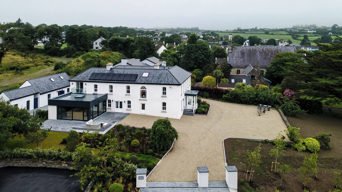 Schull House | Grove House Schull, Harbour Views, walking distance to all amenities