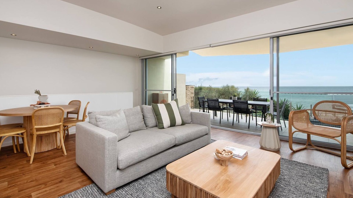 Aspendale Apartment | Groves Sunset Views in Aspendale