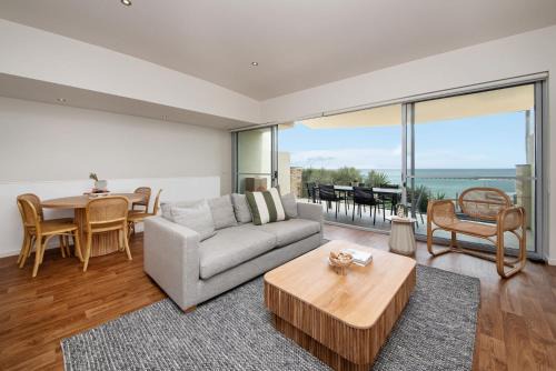 Aspendale Apartment | Groves Sunset Views in Aspendale