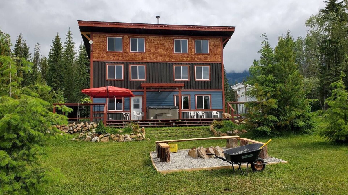 Golden House | GROWL Lodge - 3-bedroom home with hot tub, pool table & mountain views!