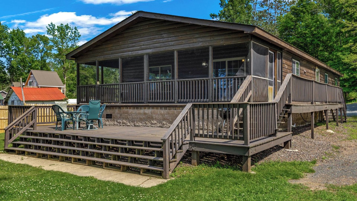 Brill Cabin | Gruenhagen Bay Lodge