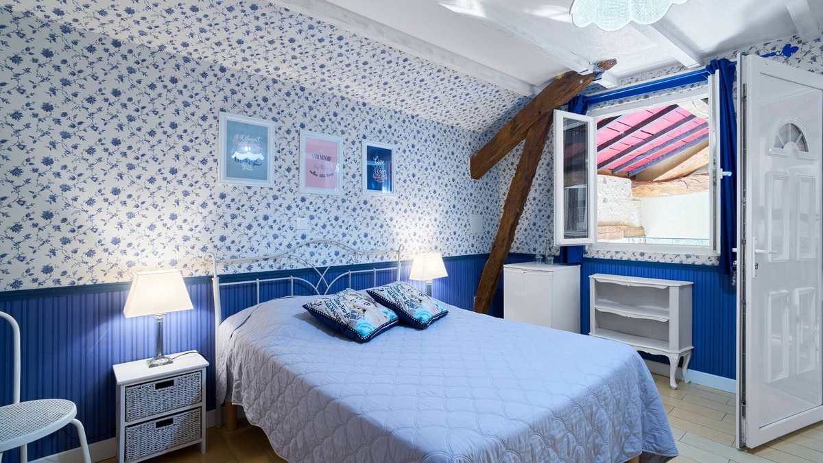 Saint-Sulpice-de-Roumagnac Bed & Breakfast | Guest Rooms 'Le Pré Fleuri 5' with Shared Pool, Communal Terrace and Wi-Fi