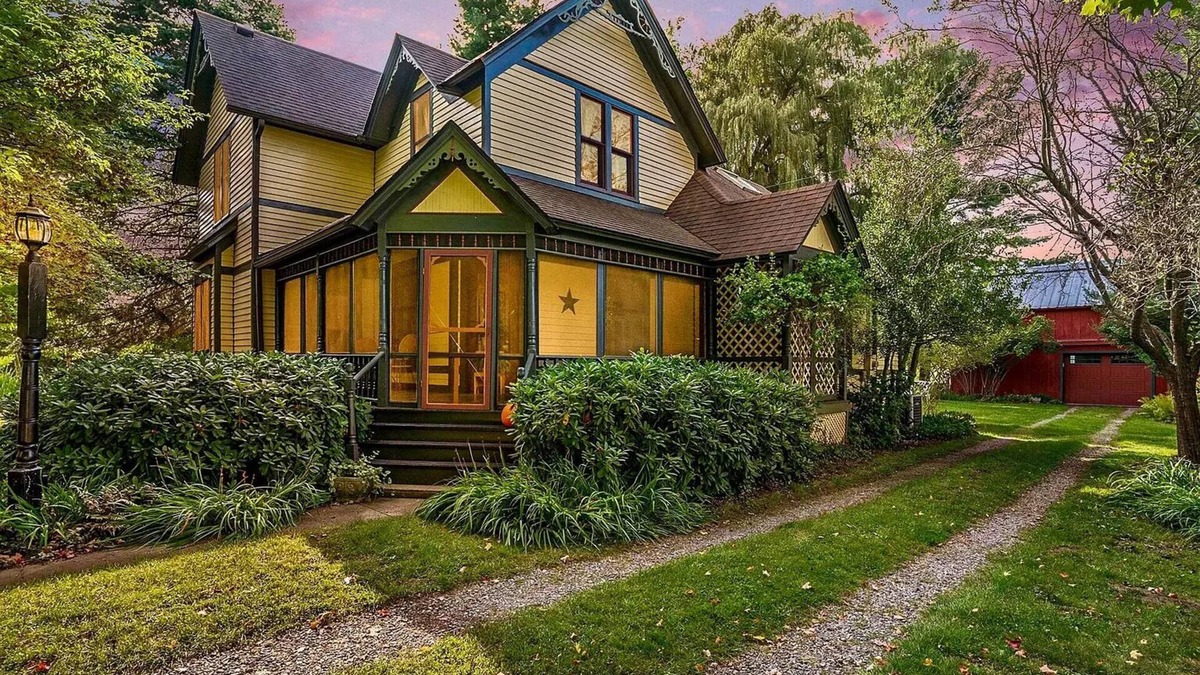 Glenn House | Guest Fav- Cozy Fall Retreat near Saugatuck–Lush Yard, Orchards, Shops, Wineries