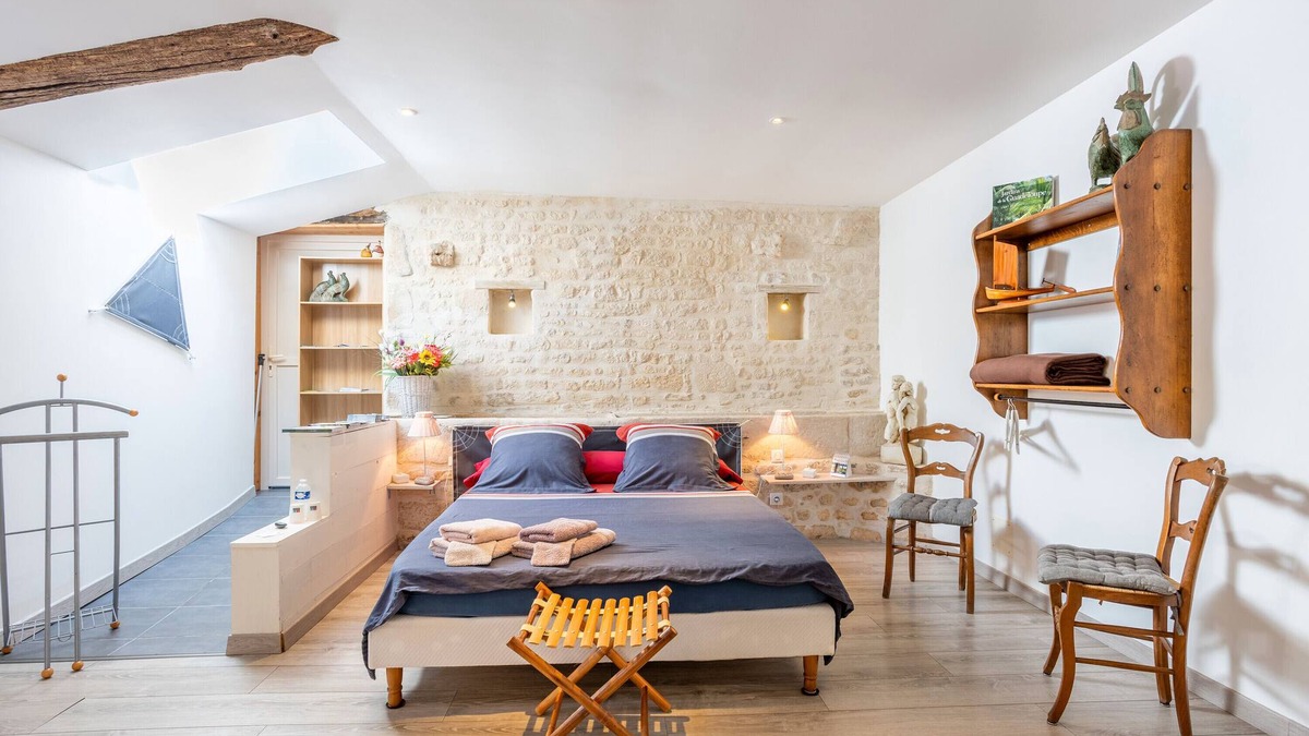 Saint-Martin-de-Fraigneau Bed & Breakfast | Guest Room "Chez Jacques - Océanide" with Private Terrace, Wi-Fi and Air Conditioning