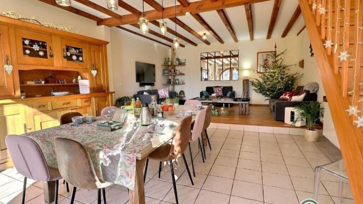 Saint-Jean-Roure Bed & Breakfast | Guest house and table in Ardèche