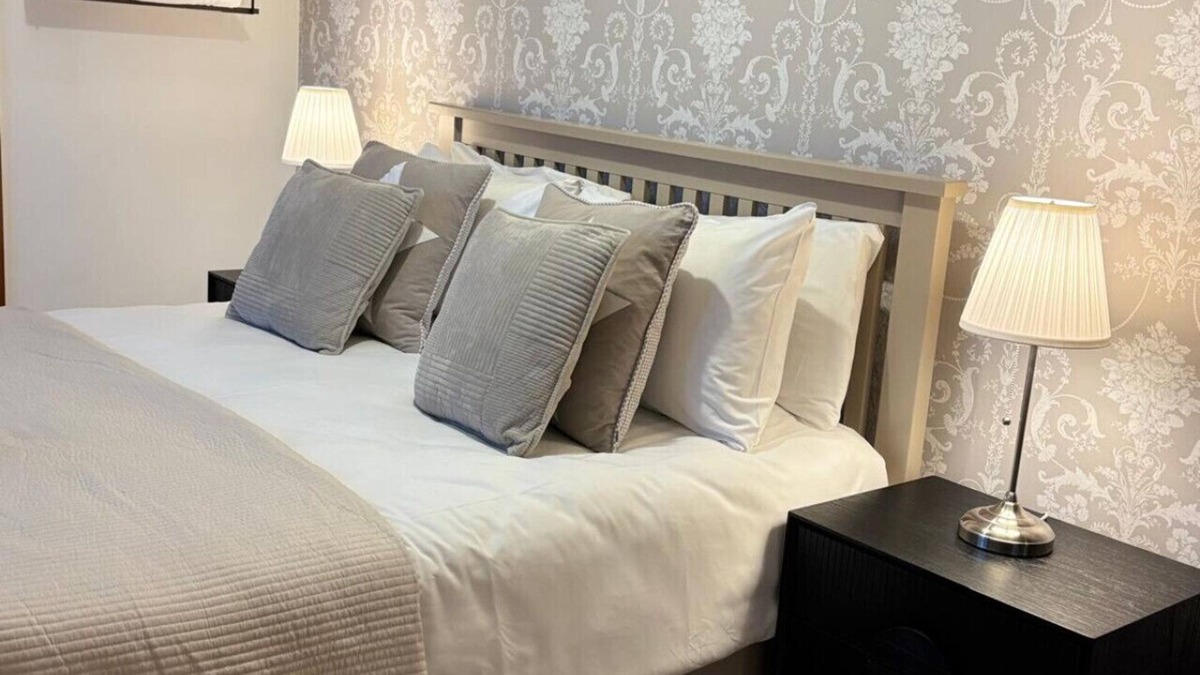 Malahide House | Guest House beside Malahide Castle! Cozy en-suite double room. 15 mins from Dublin Airport