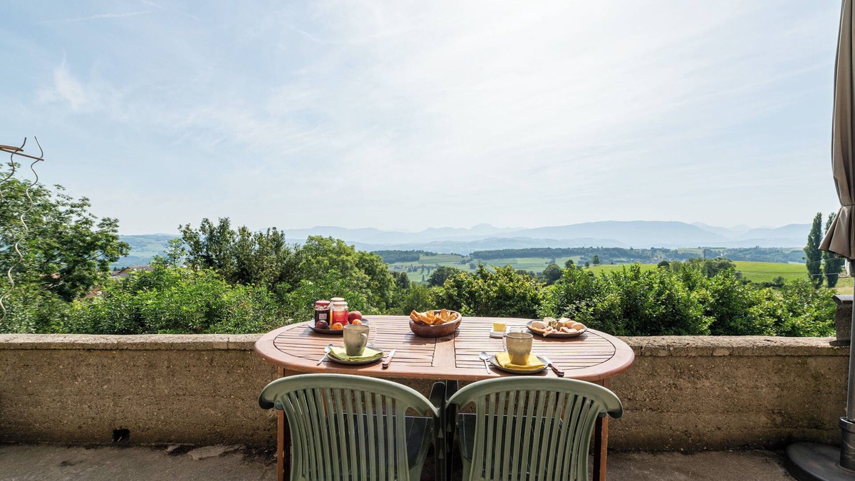 Moye House | Guest House 'Chambre Verte' with Mountain View, Private Terrace and Shared Garden