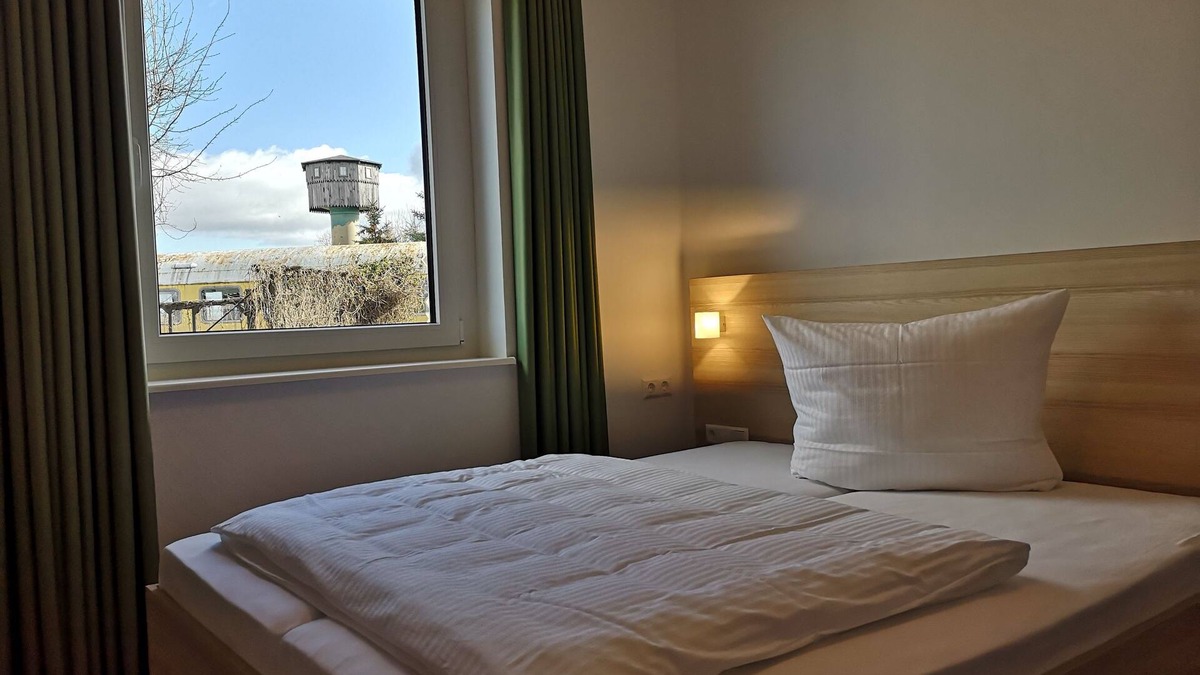 Pasewalk Apartment | Guest house double room 202 - Lokschuppen Pasewalk- Guest houses with double rooms, single rooms and