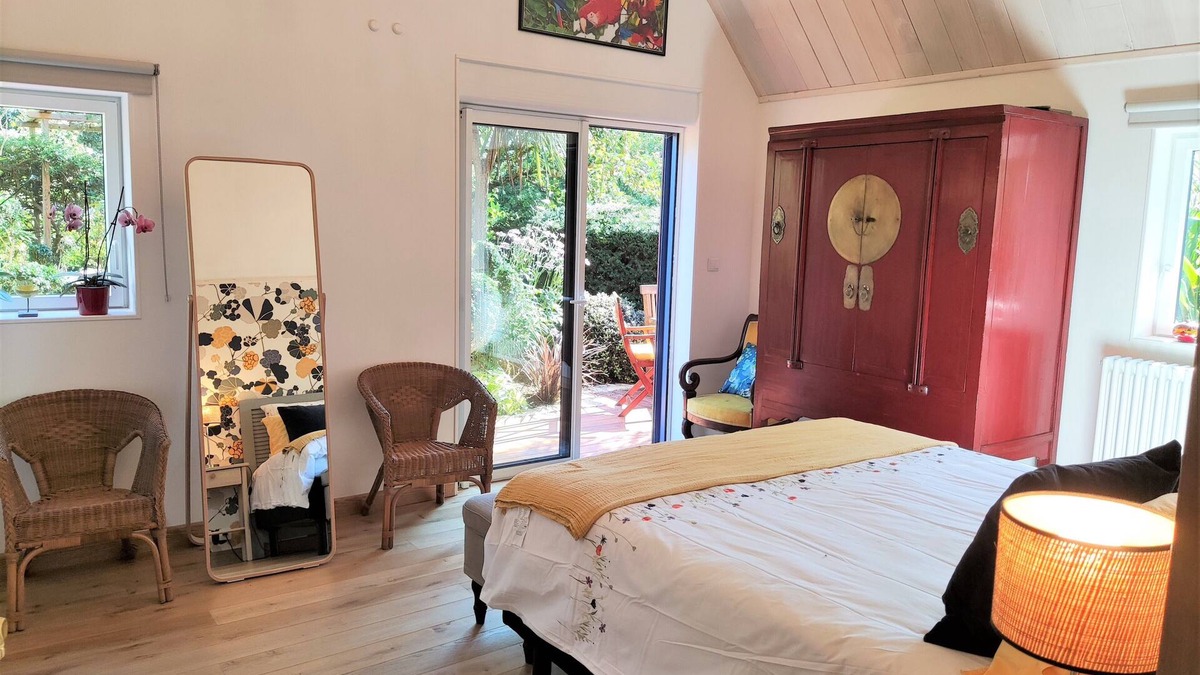 Turqueville Bed & Breakfast | guest house in a garden next to Utah Beach point.