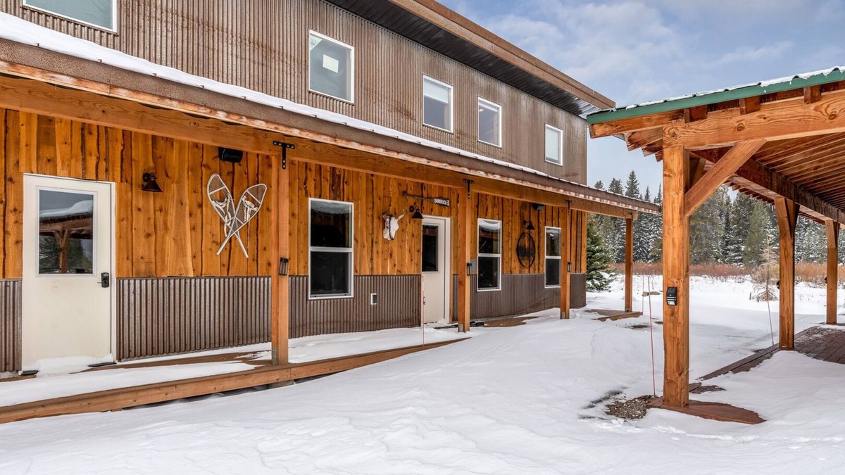 Lazy Acres House | Guest house in Lazy Acres 6 minutes from Yellowstone- Bunkhouse