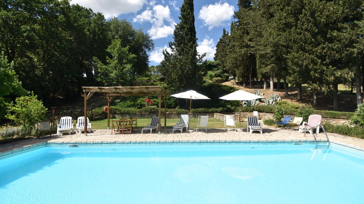 Villa Parigini Apartment | Guest House in Villa with pool, terrace, walks, 10 min. Siena, Chianti.