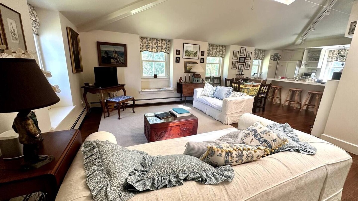 Gloucester Apartment | Guest House on Private Estate with Beach