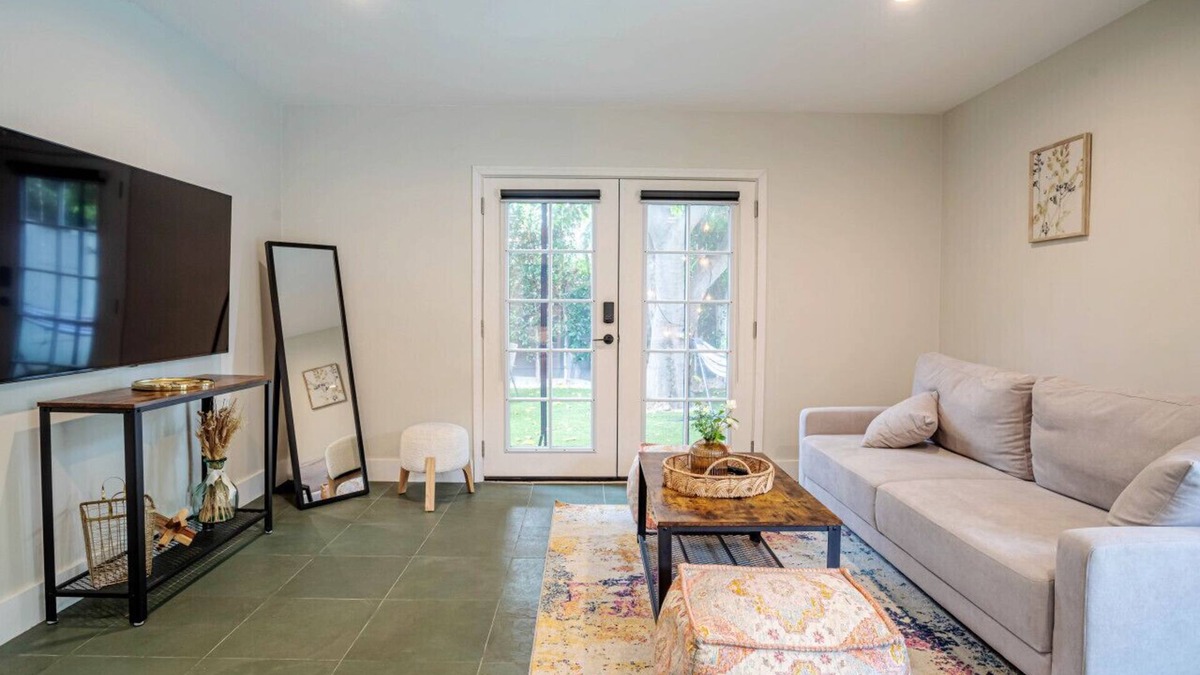 Sherman Oaks House | guest house private entry patio garden
