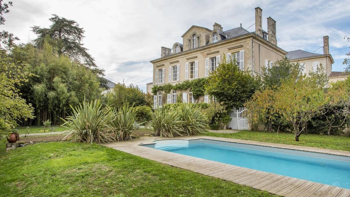 Fontenay-le-Comte Bed & Breakfast | Guest House 'Suite Oiseau Du Paradis' with Shared Pool, Wi-Fi and Air Conditioning