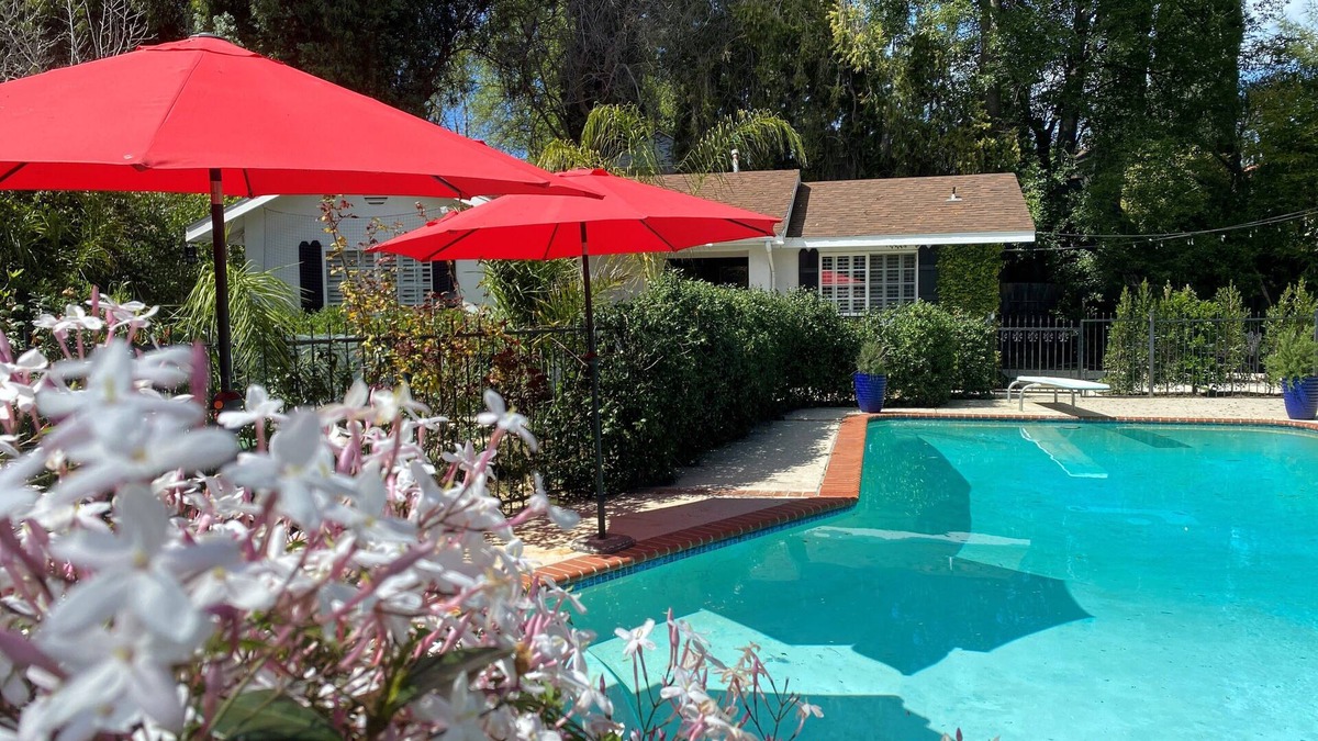 Woodland Hills House | Guest house w/private entry - 2 Bed/1 Bath - Large pool - Ample street parking