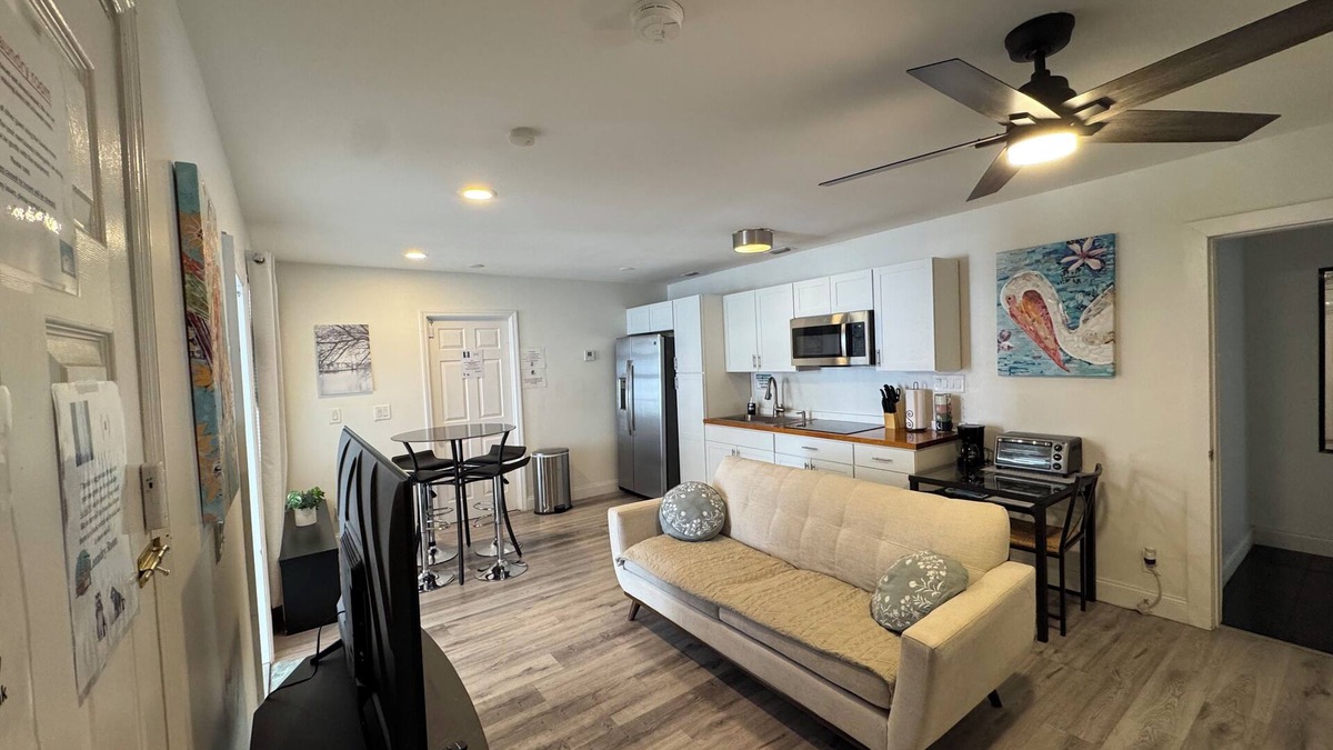 Mangonia Park House | Guest house West Palm Beach 1br/1 bathn