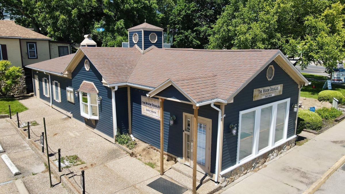 Hannibal Cottage | Guest House with a River View, located downtown Hannibal, MO—- No Cleaning Fee