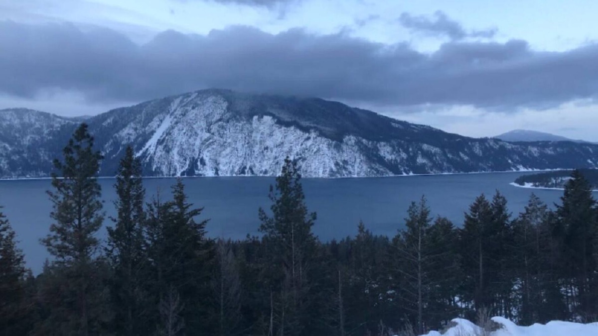 Bayview House | Guest House with Grand Views of Pend Oreille Lake and the surrounding Mountains.