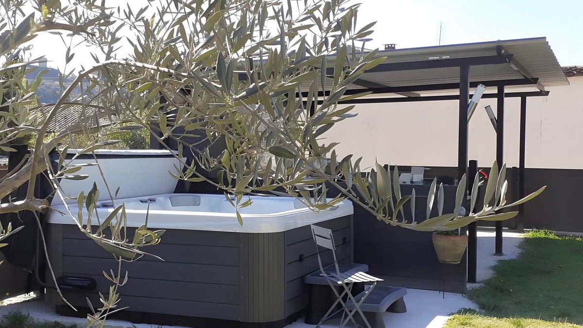 Saint-Martin-d'Ardeche Bed & Breakfast | Guest Room 'A L'ombre Des Amandiers - Room 2' with Shared Pool, Communal Garden and Wi-Fi