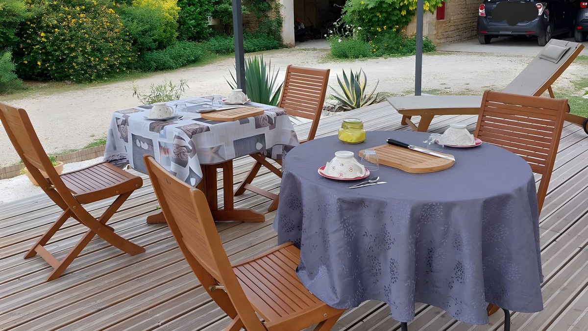 Saint-Romain-de-Benet Bed & Breakfast | Guest Room Les Capucines – Comfort and Authenticity in Saint-Romain-de-Benet
