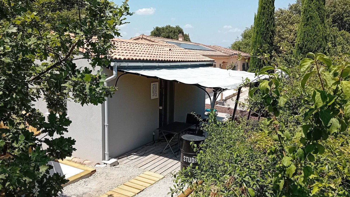 Villeneuve-de-Berg Bed & Breakfast | Guest Room '315' with Mountain View, Private Pool and Wi-Fi