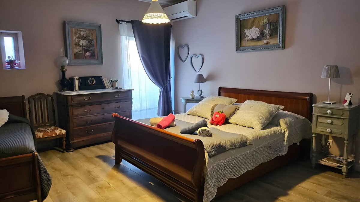 Bernis Bed & Breakfast | Guest Room 'Family Suite Guy De Maupassant' with Shared Terrace, Wi-Fi and Air Conditioning