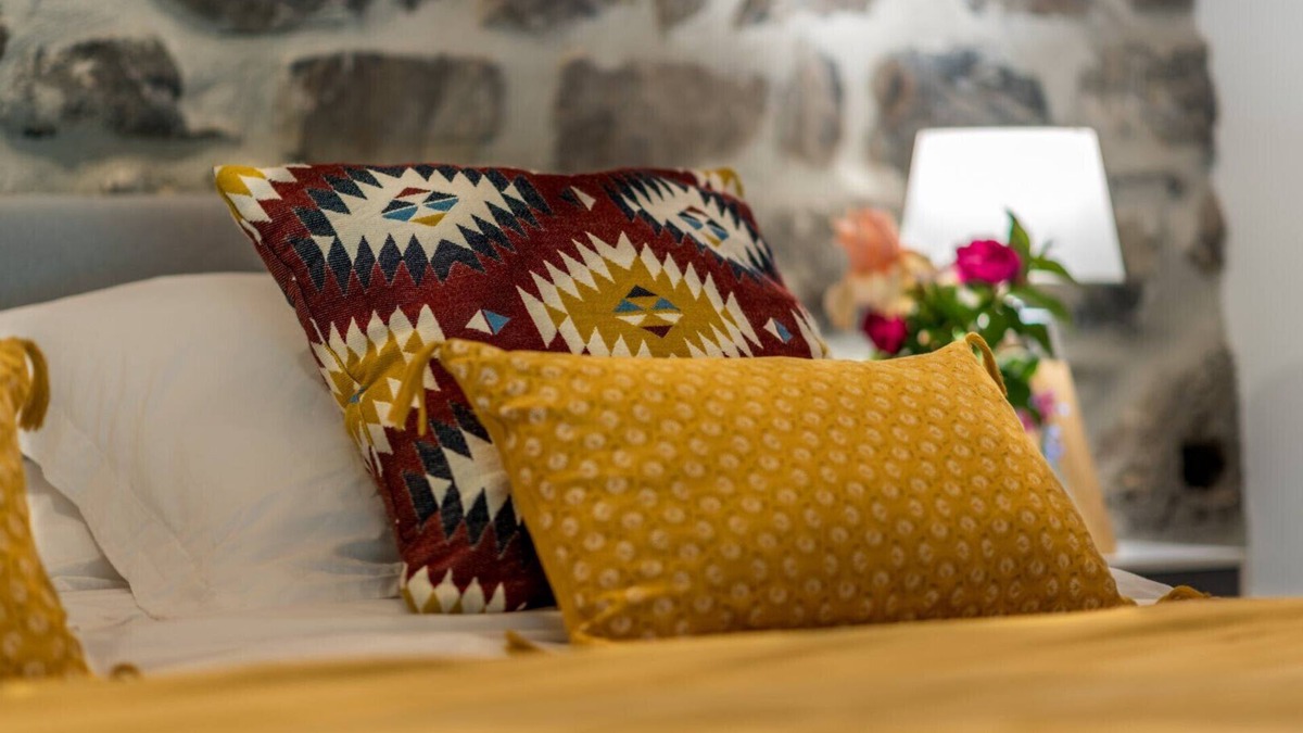 Saint-Pons Bed & Breakfast | Guest Room 'La Grange 2' with Mountain View, Shared Pool and Wi-Fi