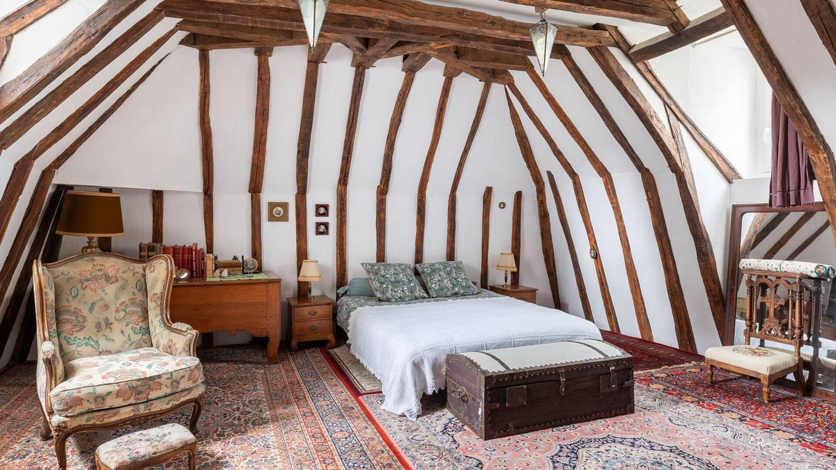 Clere-les-Pins Bed & Breakfast | Guest Room 'La Mansarde' with Shared Garden and Wi-Fi