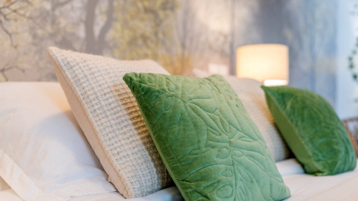 Saint-Pons Bed & Breakfast | Guest Room 'Le Grenier' with Mountain View, Shared Pool and Wi-Fi