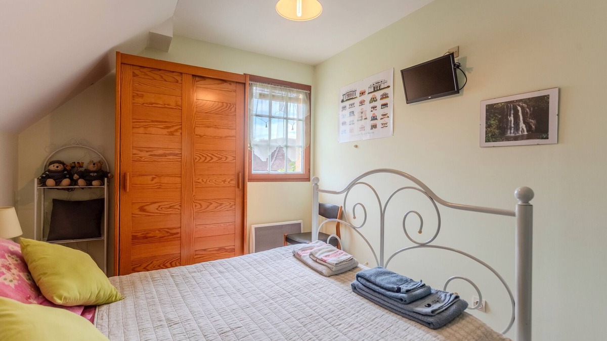 Lescar Bed & Breakfast | Guest Room Le Pesquit - with Shared Terrace, Communal Garden and Air Conditioning