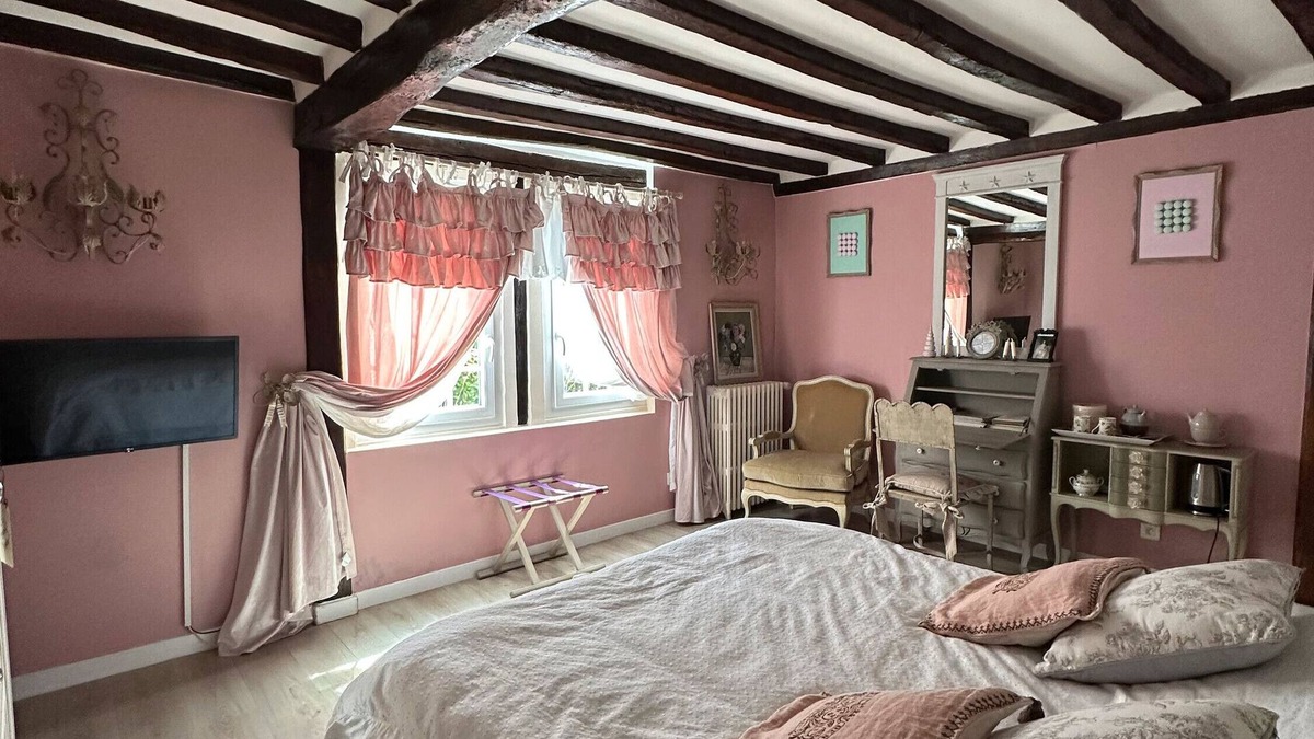 Suzay Bed & Breakfast | Guest Room 'Marquise De Pompadour' with Pool, Breakfast, Shared Garden, and Wi-Fi