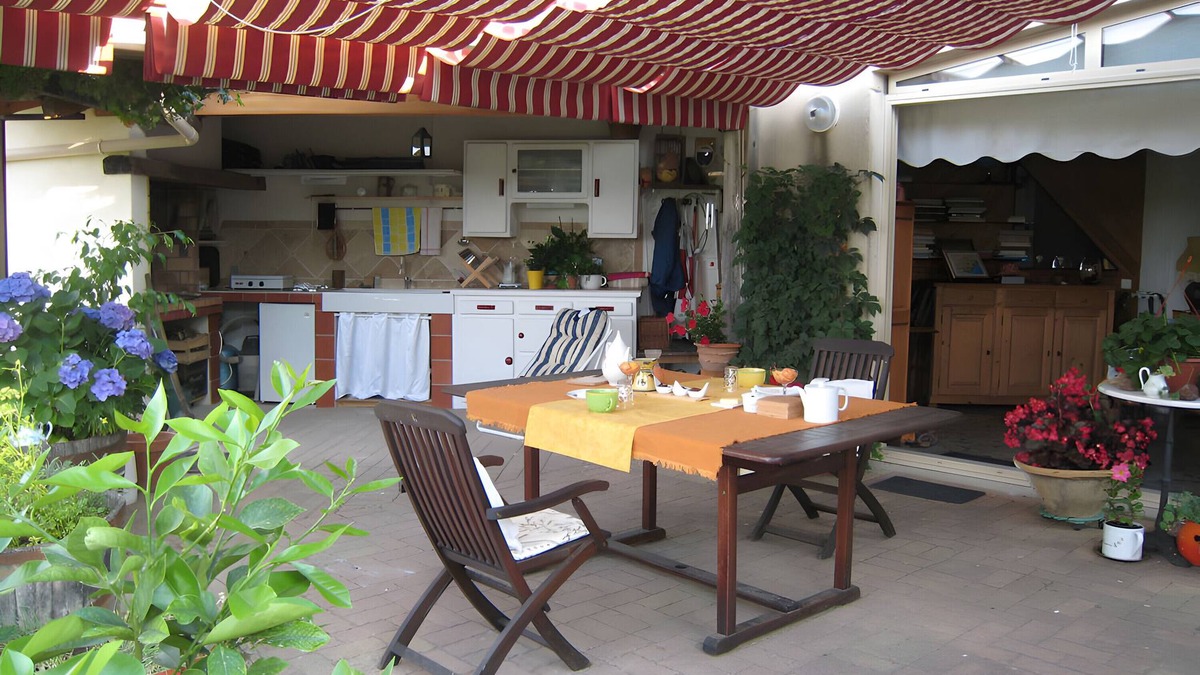 Saint-Pargoire Bed & Breakfast | Guest Room 'Petite Suite Douillette' with Balcony, Wi-Fi and Air Conditioning