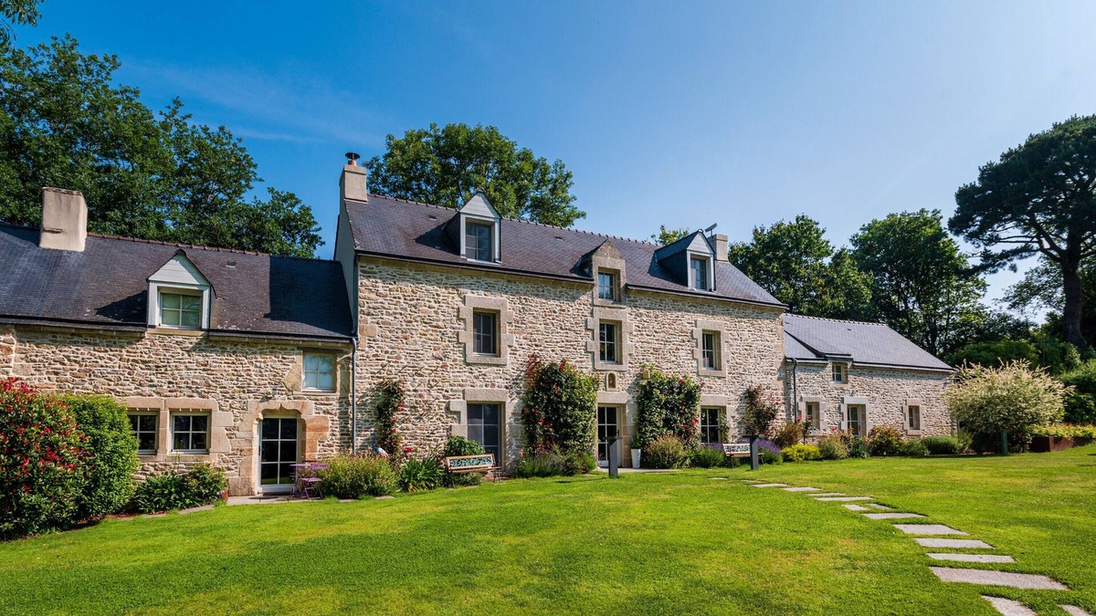 Brech Bed & Breakfast | Guest Room 'Room - Spa - Pool - Sauna' with Private Terrace and Shared Garden
