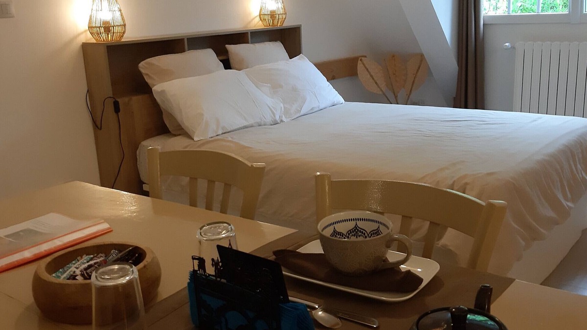 Trelissac Bed & Breakfast | Guest Room 'Suite Maraval Chez l'Habitant' with Private Terrace, Wi-Fi and Air Conditioning