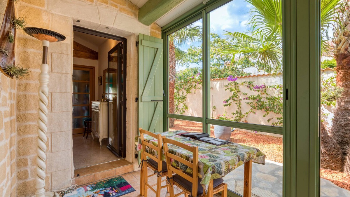Portiragnes Bed & Breakfast | Guest Rooms 'La Palmeraie' with Sea View, Wi-Fi and Air Conditioning