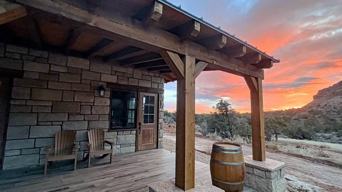 Kanab Bed & Breakfast | Guest suite attached to private home inspired by national park lodges