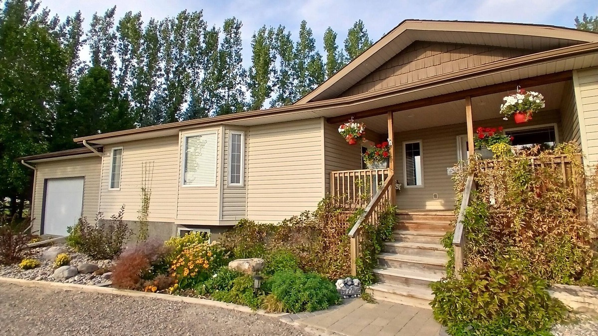 Lethbridge County House | Guest suite near Lethbridge with attached garage for you to use