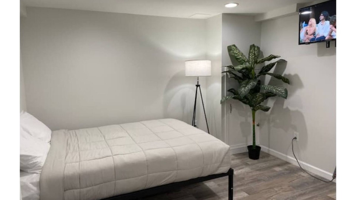 Northeast Philadelphia House | Guest Suite Serenity