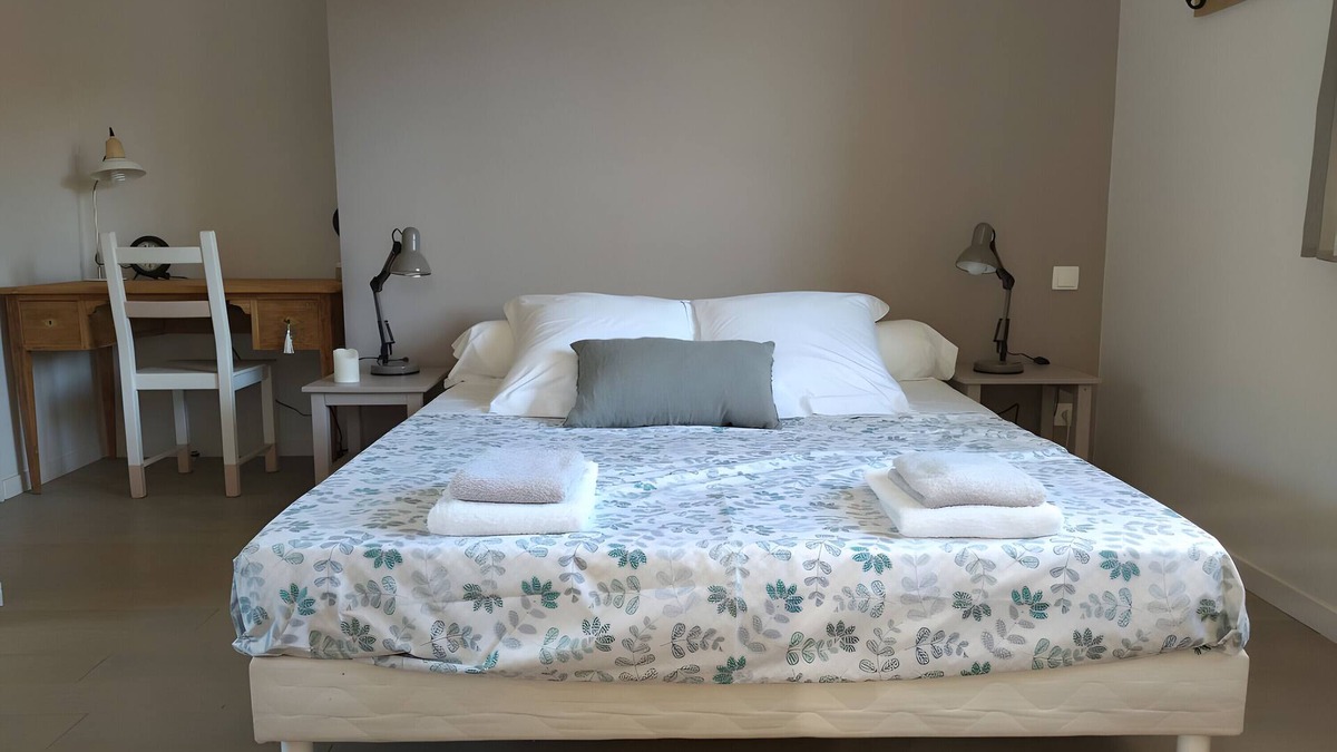 Bourg-Saint-Andeol House | Guesthouse 'Chambre Côté Vignes' with shared pool, communal garden and Wi-Fi