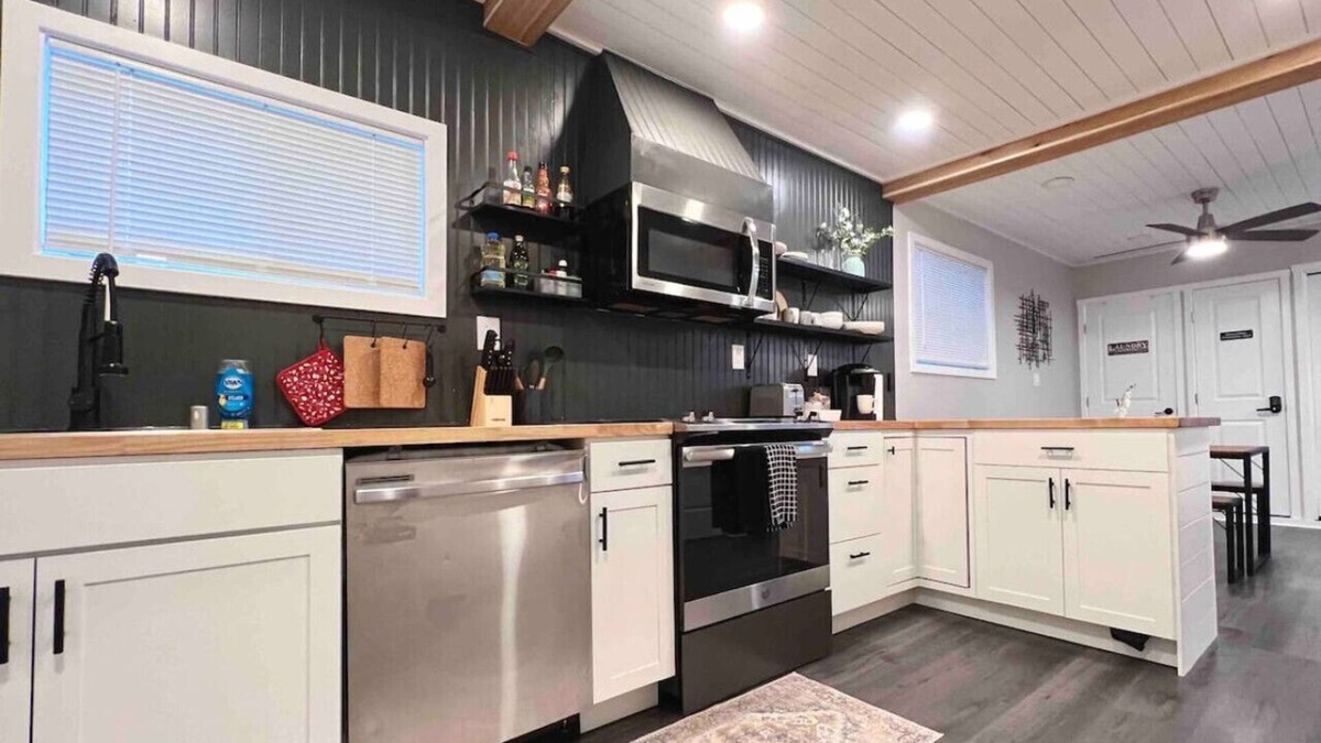 Federal Way House | Guesthouse: Convenient/cozy 2 bedroom stay