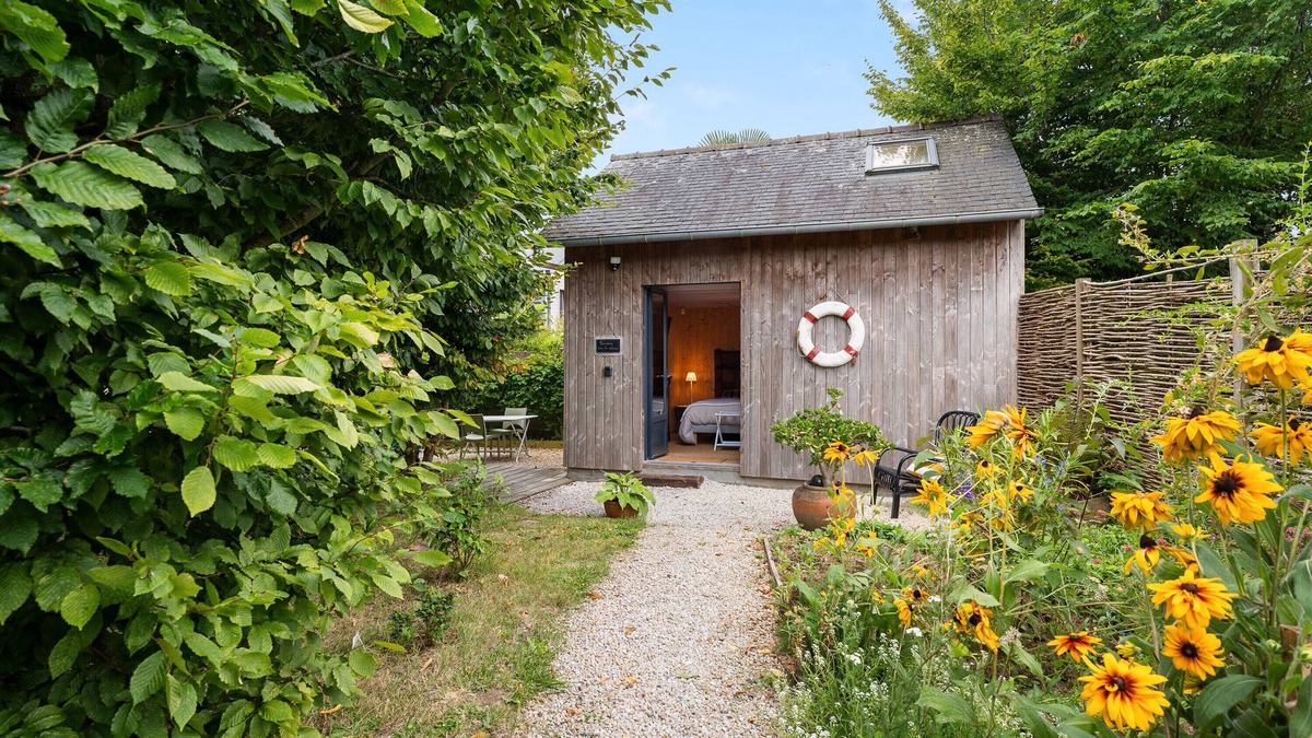 Pleudihen-sur-Rance Bed & Breakfast | Guesthouse 'La Cabane dans les charmes' with private terrace, shared garden and Wi-Fi