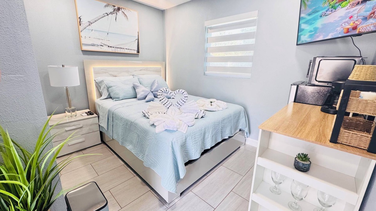 Egypt Lake-Leto House | Guesthouse Hideaway in Tampa–Close to everything-Perfect for Short Stays