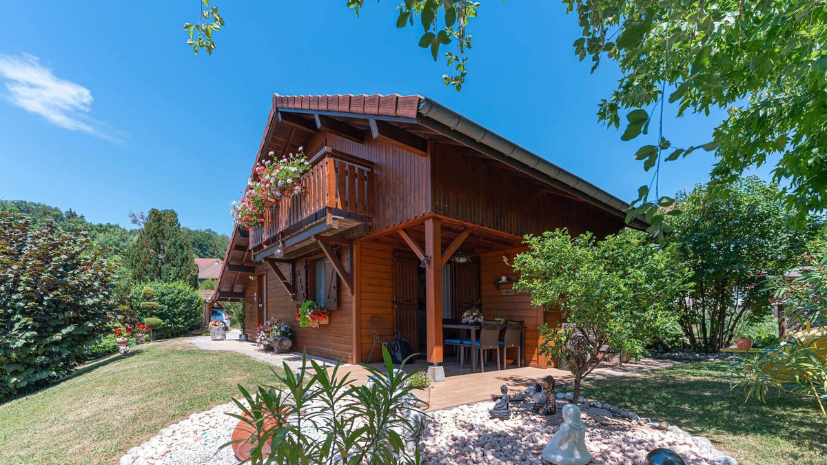 Saint-Martin-Bellevue House | Guesthouse 'Le Chalet Fleuri' with Mountain View, Shared Terrace and Wi-Fi
