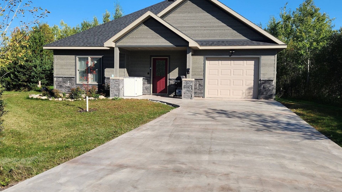 Houghton House | Guesthouse w/Heated garage/Fib intern/EV near MTU