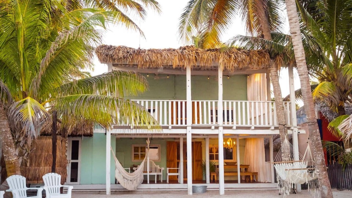 El Cuyo House | Guesthouse & Yoga Studio beachfront home: El Cuyo