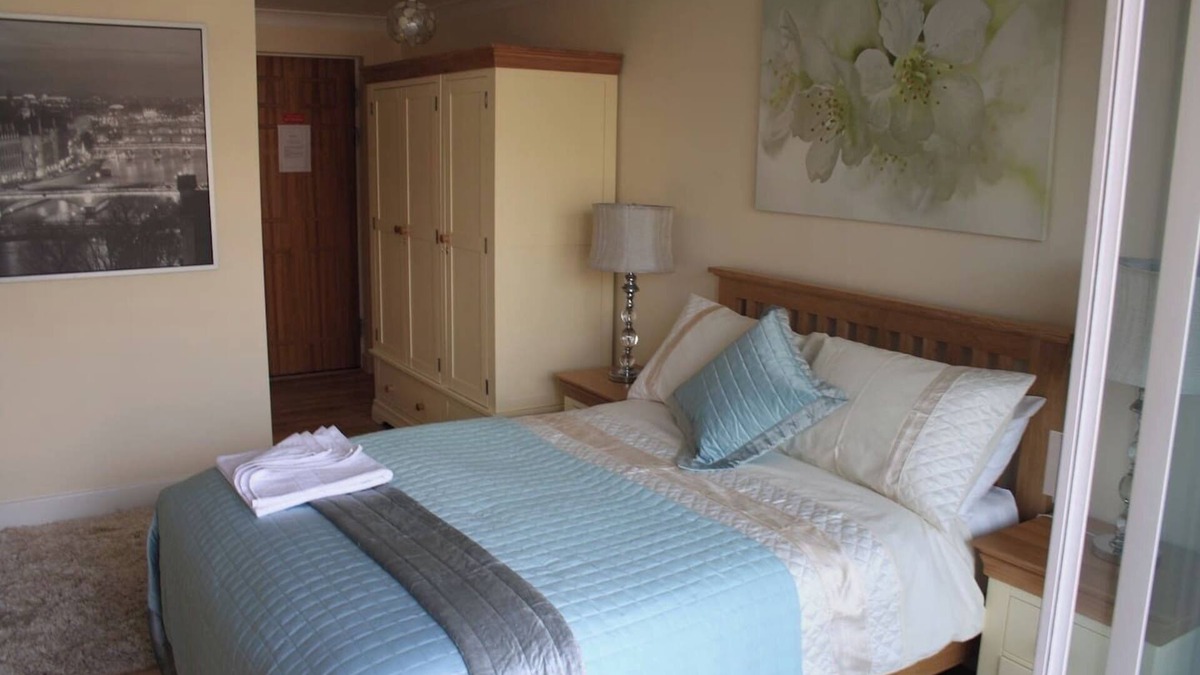 Queenhithe Apartment | GuestReady - Cosy ensuite room with balcony