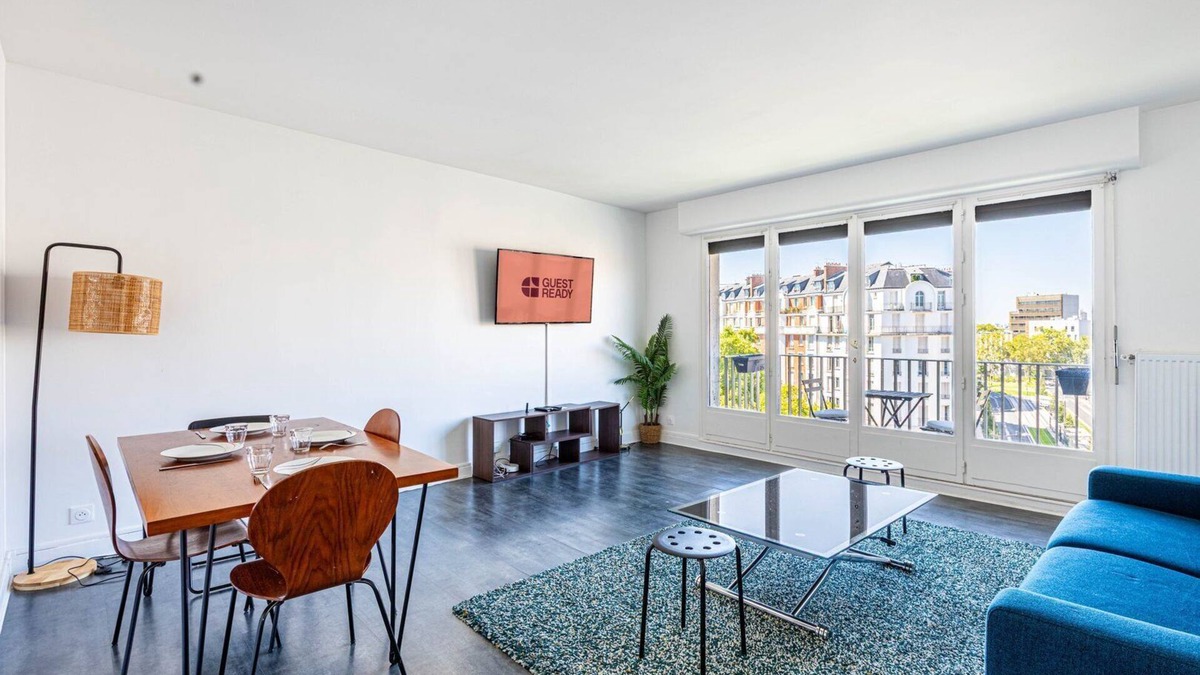 Porte d'Asnieres Apartment | GuestReady - Elegant stay with private balcony