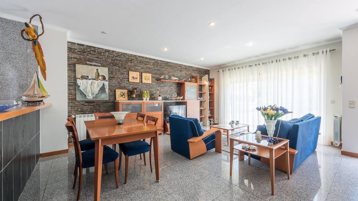 Fao Apartment | GuestReady - Parrot in the Lilies