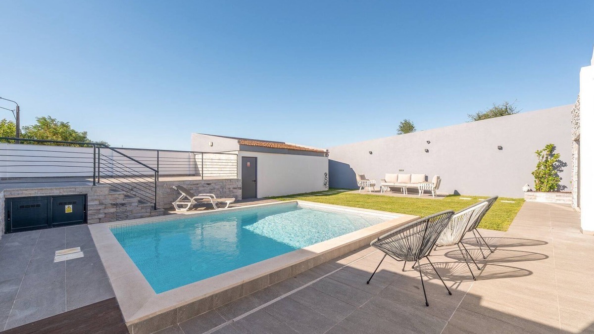 Carvoeira House | GuestReady - Villa Belas